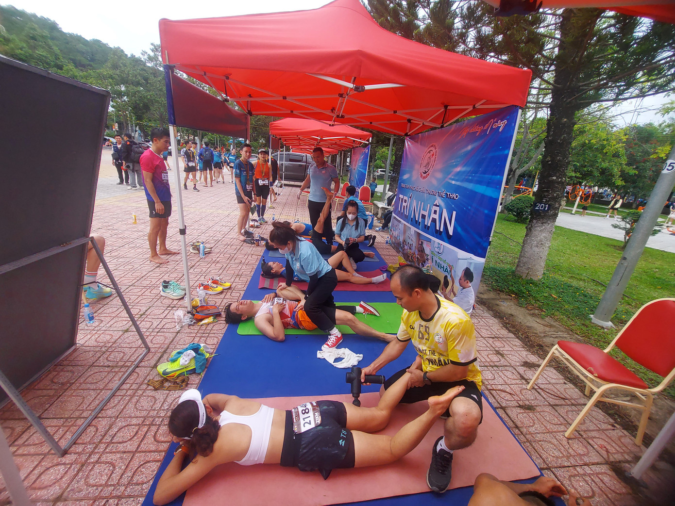 Các vận động viên được hỗ trợ phục hồi sau giải.