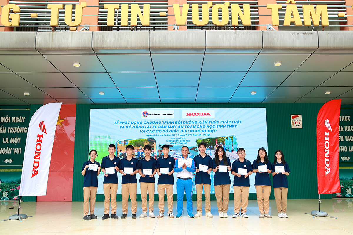 Sau khi hoàn thành phần đào tạo lý thuyết và thực hành, các em học sinh sẽ tham gia bài kiểm tra và nhận giấy chứng nhận hoàn thành khóa đào tạo Sau khi hoàn thành phần đào tạo lý thuyết và thực hành, các em học sinh sẽ tham gia bài kiểm tra và nhận giấy chứng nhận hoàn thành khóa đào tạo