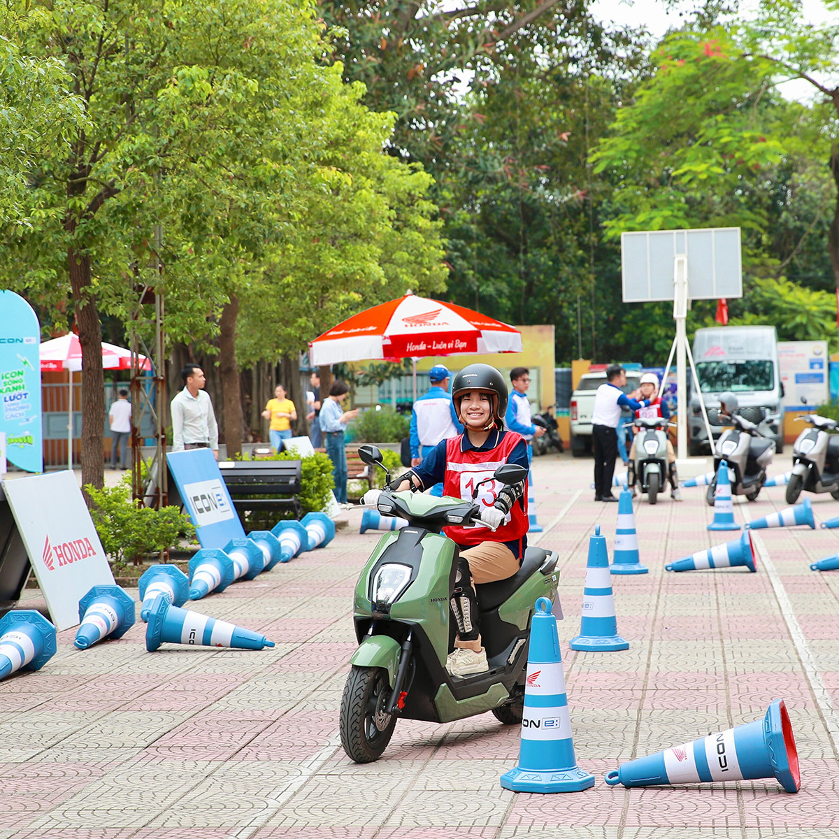 Các bạn học sinh được trực tiếp thực hành lái xe cùng xe gắn máy điện ICON e: của Honda Việt Nam Các bạn học sinh được trực tiếp thực hành lái xe cùng xe gắn máy điện ICON e: của Honda Việt Nam