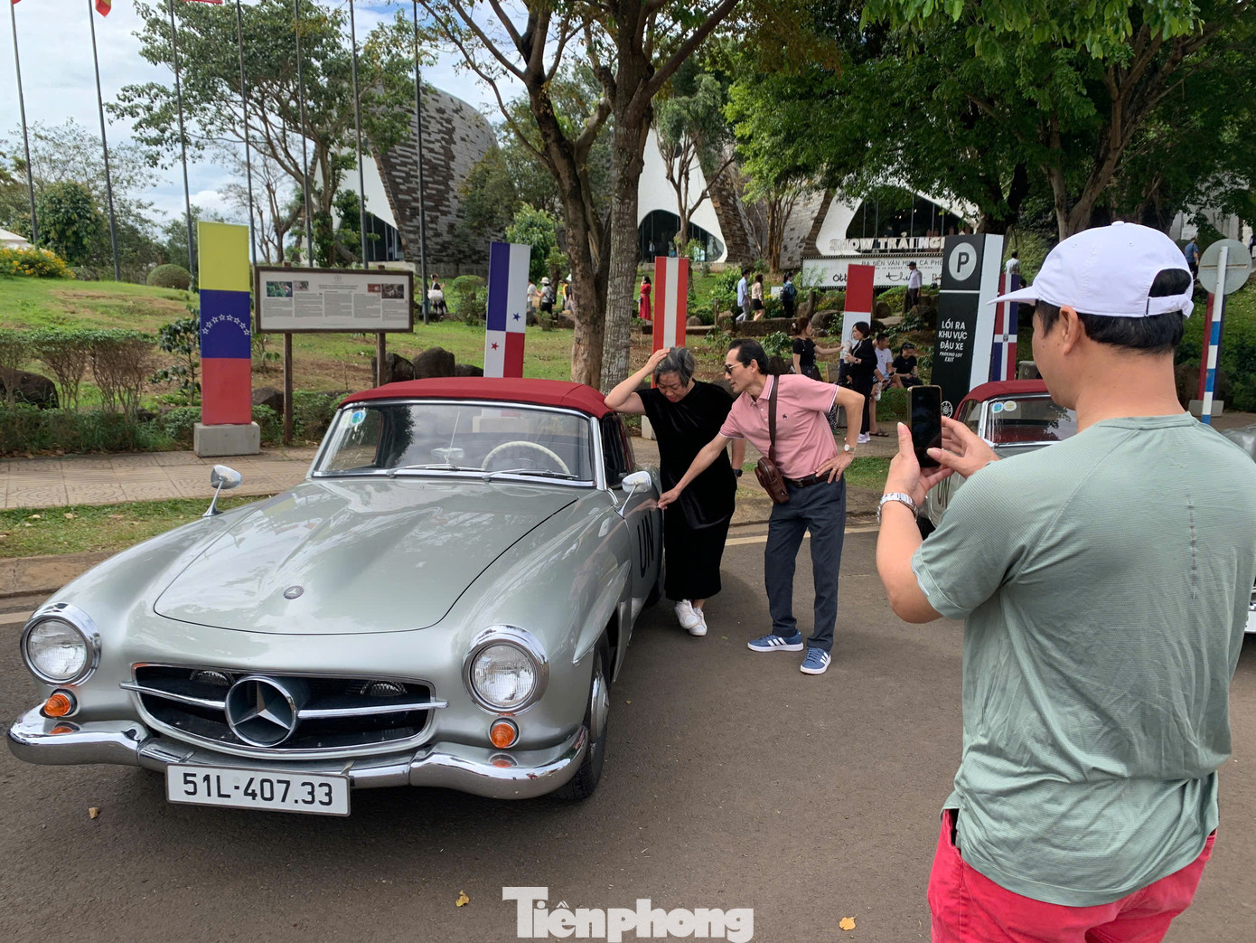 Dòng xe này được trưng bày lần đầu tại Triển lãm ô tô New York năm 1954 và nhanh chóng trở thành một trong những mẫu xe yêu thích của giới thượng lưu.