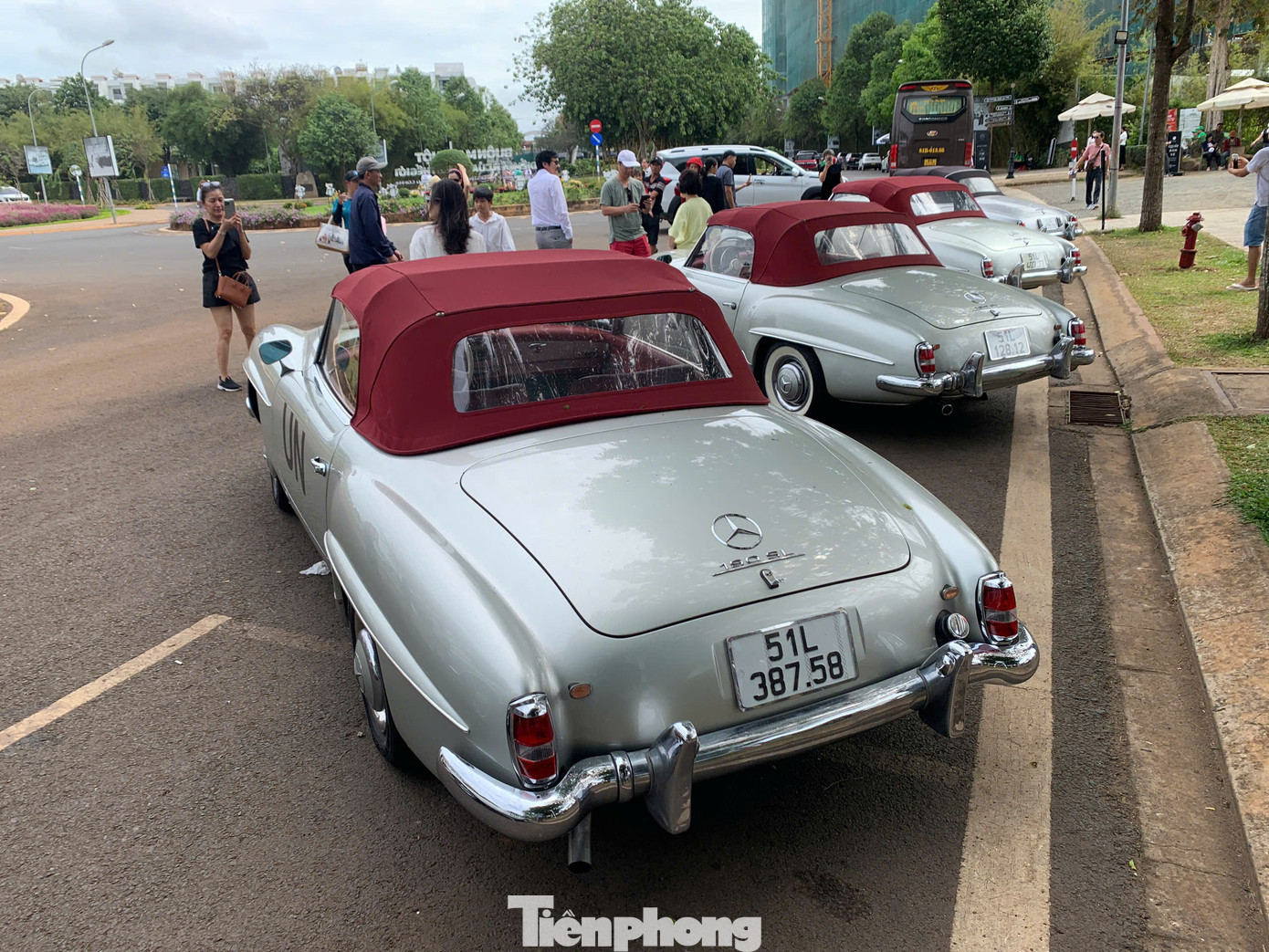 Trong số 6 chiếc xe Mercedes-Benz 190SL hàng hiếm, có 3 xe mui màu đỏ, 2 xe mui màu xanh và xe còn lại mui màu đen, được sắp xếp 2 vị trí đỗ tại Bảo tàng Thế giới cà phê.