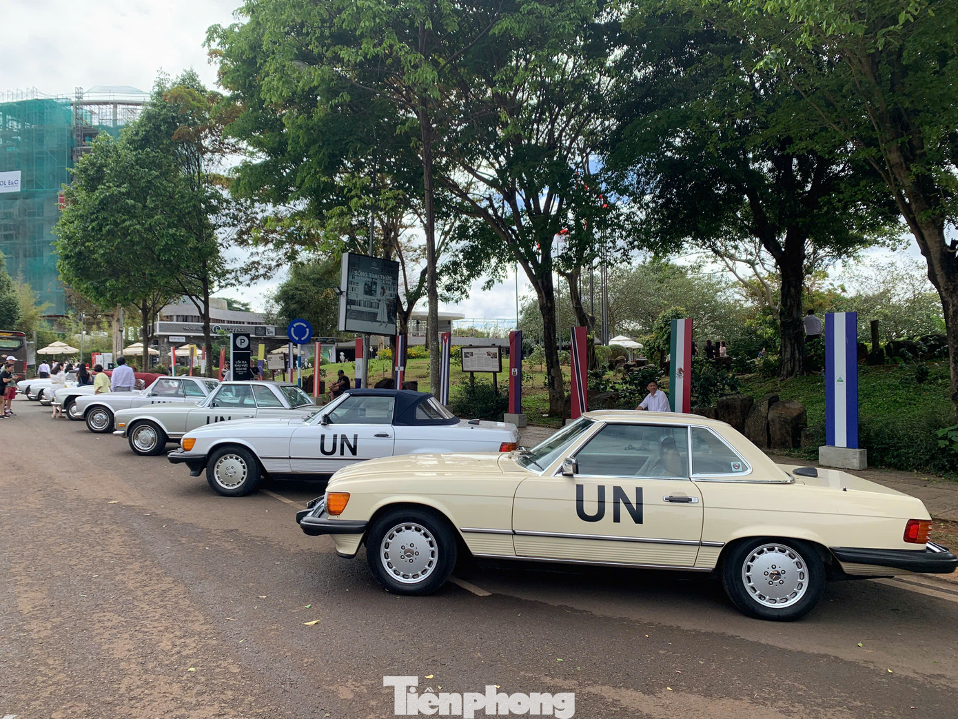 Ngoài ra, dàn xe trưng bày còn có Mercedes-Benz 230SL, 250SL (chỉ có 2 chiếc tại Việt Nam), 280SL, 380SL và 560SL là những mẫu xe độc lạ giúp giới mê xe cổ đã mắt khi chiêm ngưỡng.