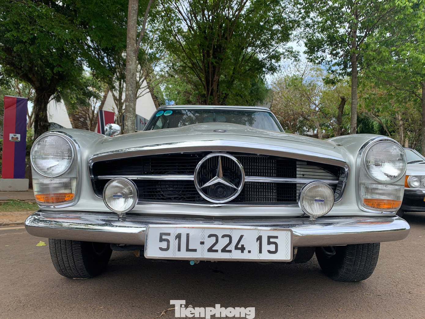 Với số lượng sở hữu đến 6 xe Mercedes-Benz 190SL, gần như ông đã sưu tập đủ dàn xe này ở Việt Nam.