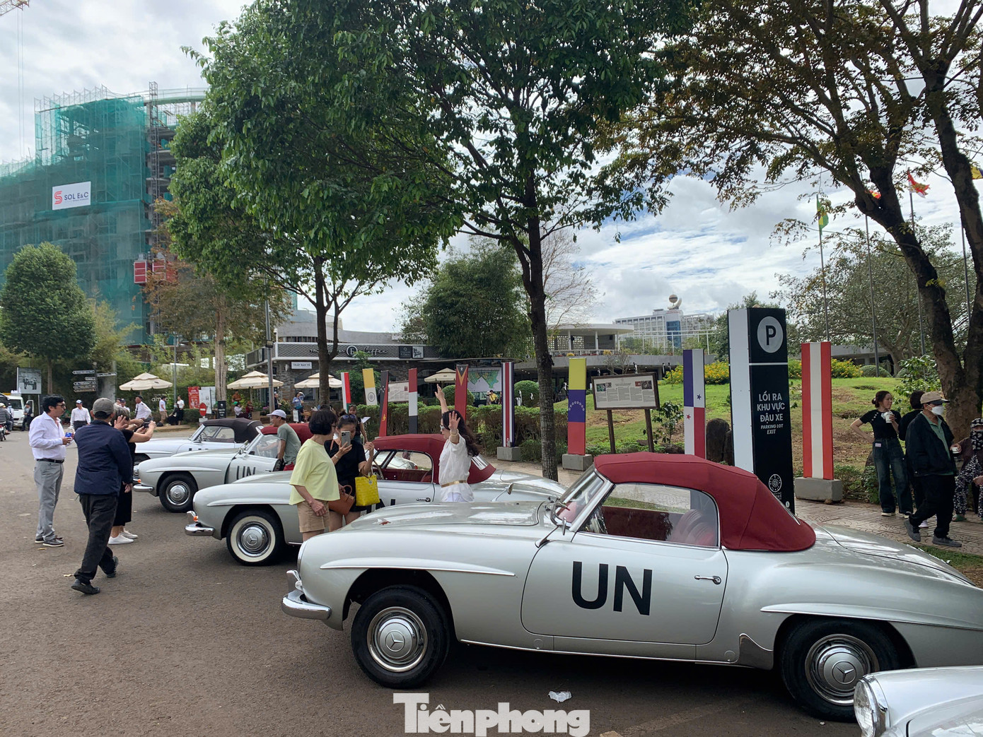 Xe thể thao mui trần Mercedes-Benz 190SL được trang bị khối động cơ 4 xi-lanh thẳng hàng SOHC nạp khí tự nhiên, dung tích 1.9 lít, trái tim này dựa trên động cơ của huyền thoại cửa cánh chim Mercedes-Benz 300SL nhưng bị bỏ bớt đi 2 xi-lanh.