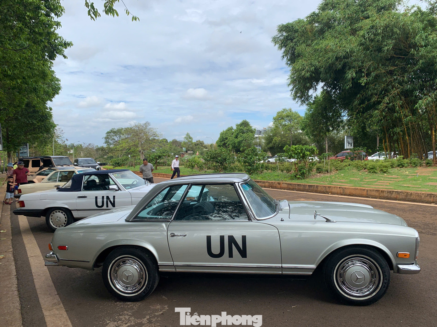 Sức mạnh này trên xe Mercedes-Benz 190SL sẽ sản sinh công suất tối đa 104 mã lực và mô-men xoắn cực đại 142Nm. Hệ truyền động của xe bao gồm hộp số sàn 4 cấp và dẫn động cầu sau. Với hệ động lực này, Mercedes-Benz 190SL có thể đạt tốc độ tối đa 171 km/giờ.