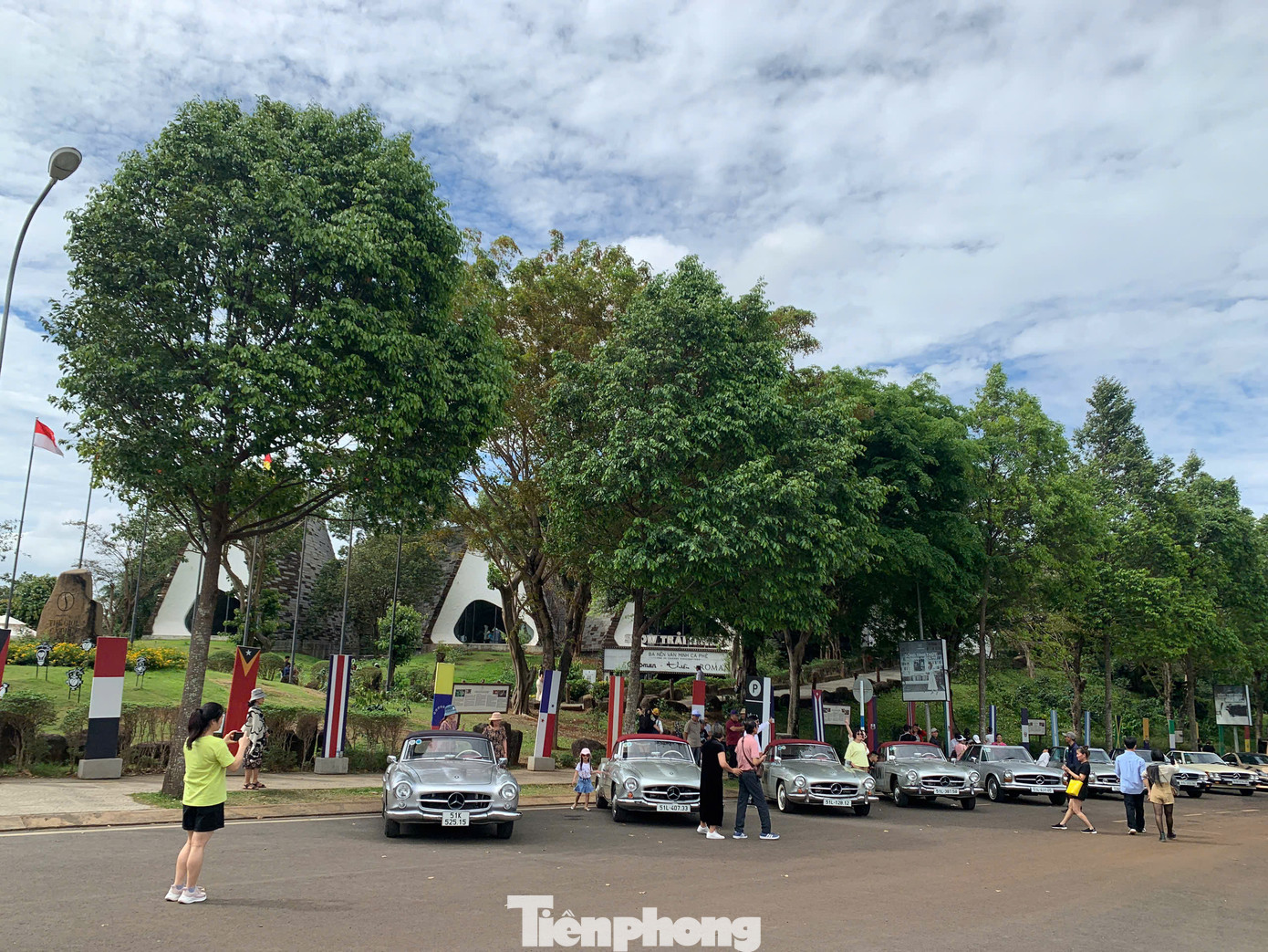 Điều đặc biệt, có đến 6 chiếc Mercedes-Benz 190SL, cùng rất nhiều hàng độc lạ được ông Vũ cho trưng bày lần này.