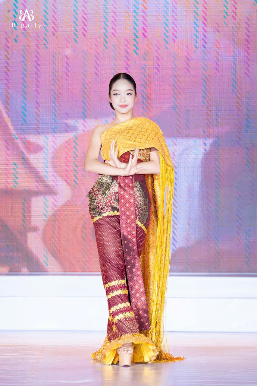 Đào Nguyễn Hồng Lam trình diễn tại sự kiện.