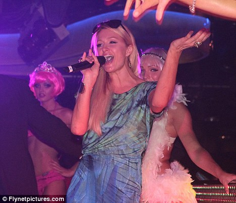 Chị em nhà Hilton vui chơi hết mình ở hộp đêm