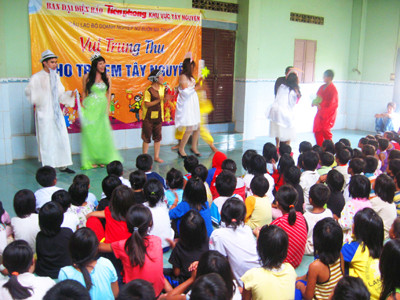 Tổ chức vui Trung thu tại Mái ấm Vinh Sơn 6. Ảnh: Văn Nhiên . Tổ chức vui Trung thu tại Mái ấm Vinh Sơn 6. Ảnh: Văn Nhiên