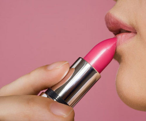 Nguy cơ phụ nữ bị bệnh tim mạch nếu lạm dụng son môi chứa hóa chất 