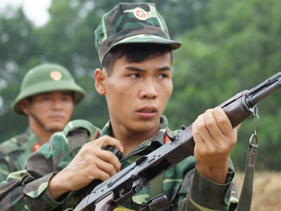 Binh nhì Khuông Thái Phủ khám súng sau khi thực hiện ba loạt bắn. Binh nhì Khuông Thái Phủ khám súng sau khi thực hiện ba loạt bắn