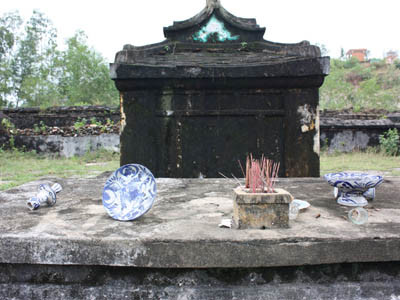 Bát nhang ngả nghiêng trên chánh điện