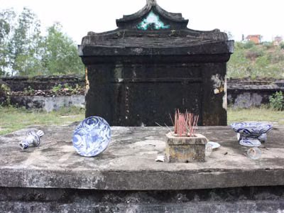 Bát nhang ngả nghiêng trên chánh điện