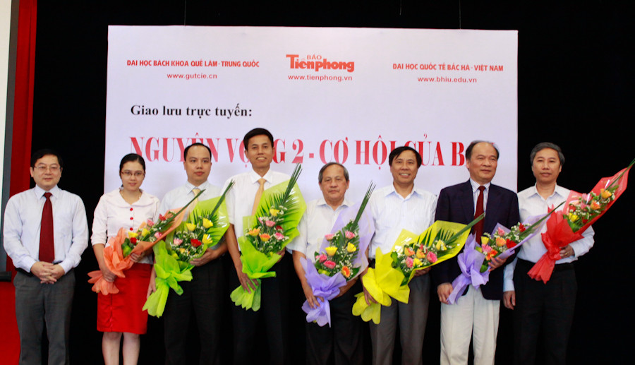 Các vị khách mời tham gia giao lưu. Ảnh: Xuân Tùng