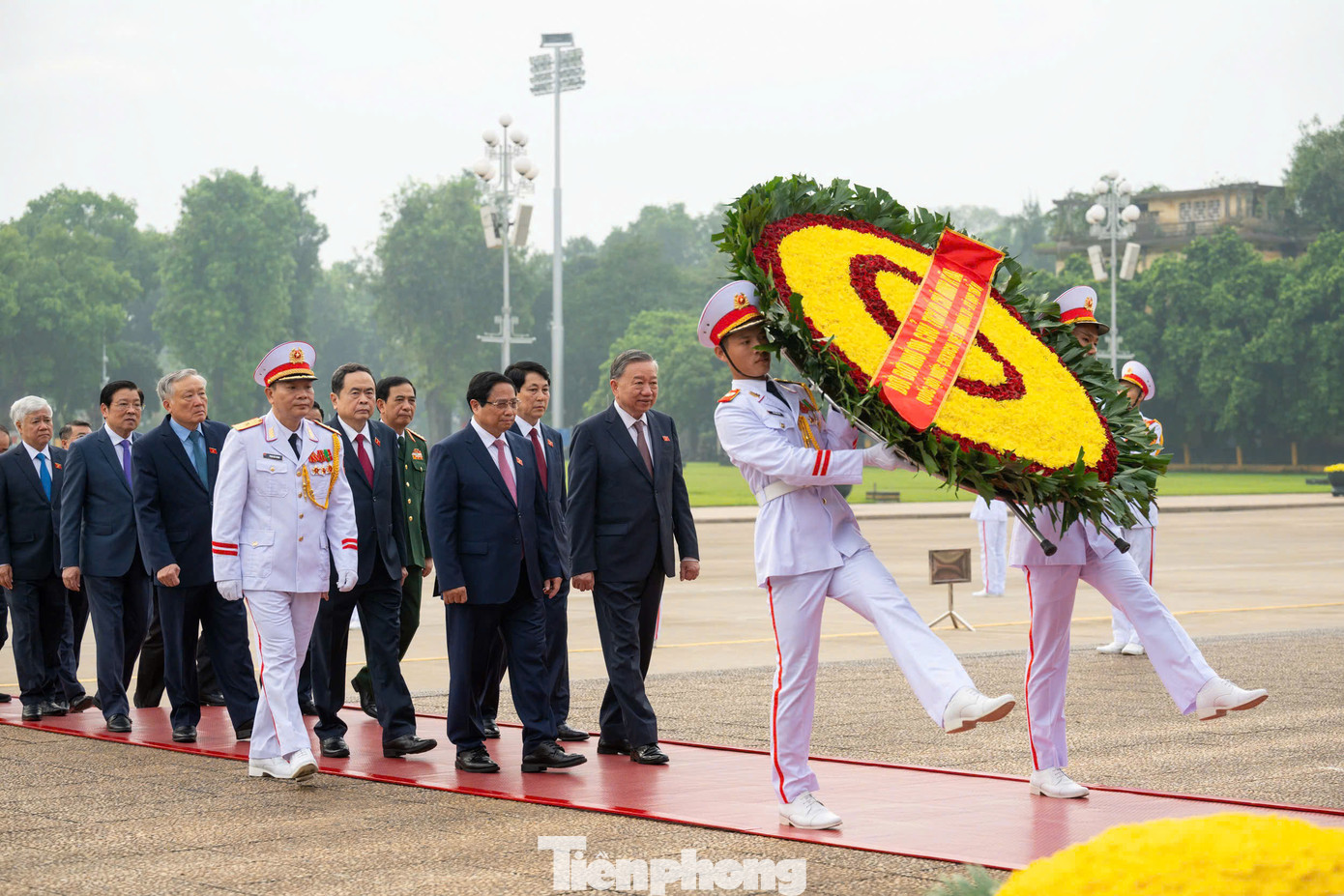 Lãnh đạo Đảng, Nhà nước cùng Đại biểu Quốc hội dự Kỳ họp thứ 8, Quốc hội khóa XV đặt vòng hoa và vào Lăng viếng Chủ tịch Hồ Chí Minh.