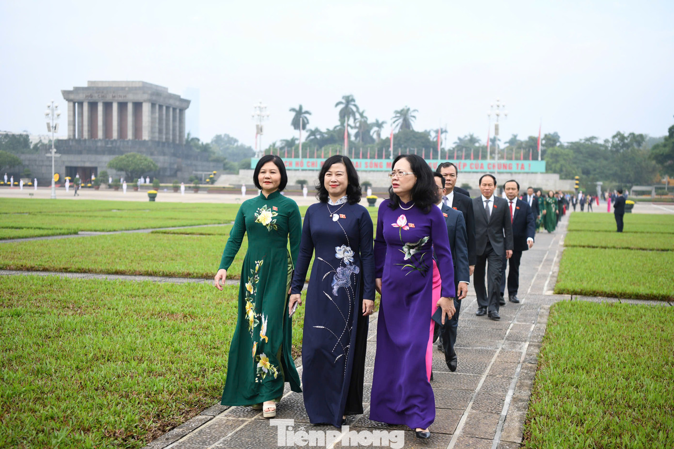 Vào 9h cùng ngày, Quốc hội họp Phiên khai mạc Kỳ họp thứ 8, Quốc hội khóa XV tại Hội trường Diên Hồng, Nhà Quốc hội.