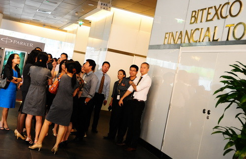 Động đất ảnh hưởng ở tòa nhà nhà Bitexco, quận 1, TP.HCM. Ảnh: Thuận Thắng. Động đất ảnh hưởng ở tòa nhà nhà Bitexco, Q.1, TP.HCM. Ảnh: Thuận Thắng