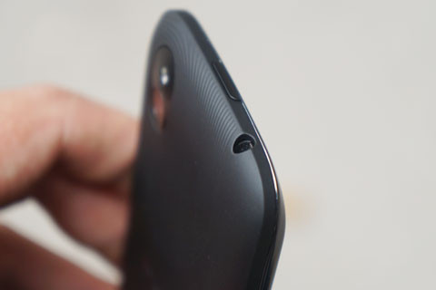 Rìa trên là jack cắm tai nghe và nút bật/tắt máy