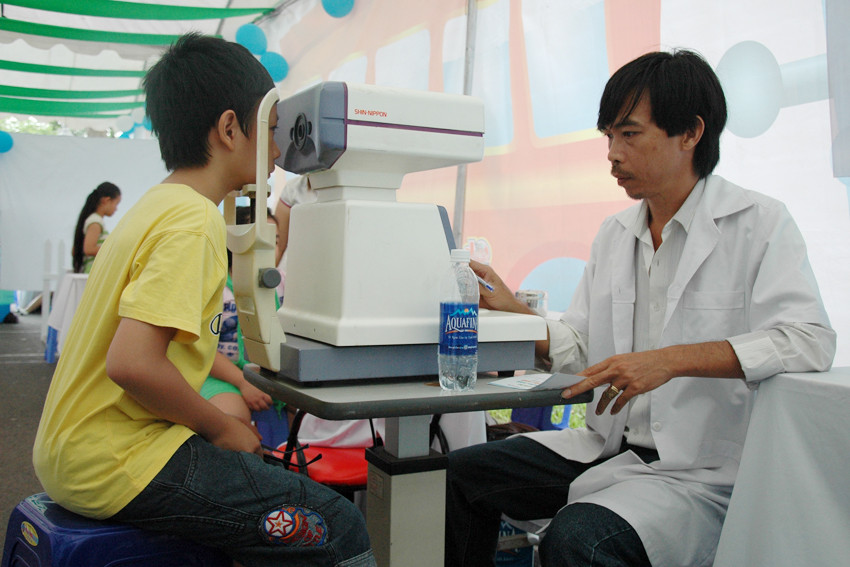Khám mắt cho trẻ trong chương trình Ngày hội của bé