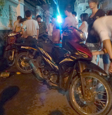 Hiện trường nơi kẻ cướp laptop gây tai nạn khi tìm đường tẩu thoát tối 18-9 tại Q.Tân Bình, TP.HCM. Ảnh: M.Thương. Hiện trường nơi kẻ cướp laptop gây tai nạn khi tìm đường tẩu thoát tối 18-9 tại Q.Tân Bình, TP.HCM. Ảnh: M.Thương