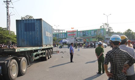 BẢN TIN ATGT: Xe cứu thương lao xuống ruộng, dân phá kính cứu bệnh nhân ảnh 1