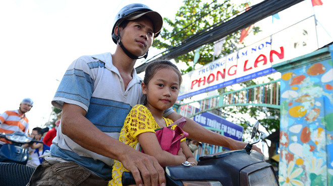 Hiện ở Trường mầm non Phong Lan, Q.Bình Tân, TP.HCM có gần 80 em đăng ký học khóa hai tháng để lấy giấy chứng nhận hoàn thành bậc mầm non. Trong ảnh: học sinh được phụ huynh đón về nhà sau giờ học chiều 21-6. Ảnh: Thuận Thắng. Hiện ở Trường mầm non Phong Lan, Q.Bình Tân, TP.HCM có gần 80 em đăng ký học khóa hai tháng để lấy giấy chứng nhận hoàn thành bậc mầm non. Trong ảnh: học sinh được phụ huynh đón về nhà sau giờ học chiều 21-6. Ảnh: Thuận Thắng