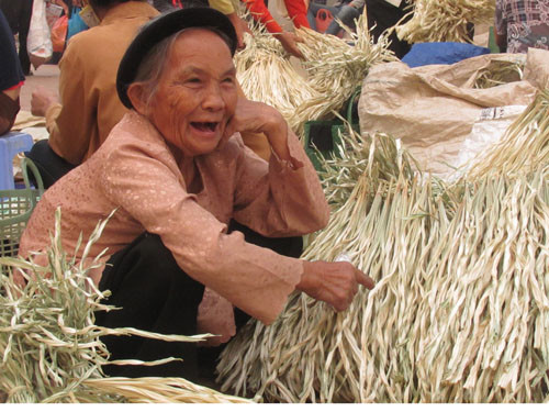 Thế hệ người lớn tuổi ở làng chuông là những người gắn bó suốt cuộc đời với nghề nón. Họ còn là lực lượng lao động đóng góp nhiều vào các sản phẩm nón có chất lượng.