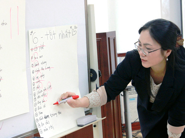 Cô Eun tận tình giảng bài cho học sinh