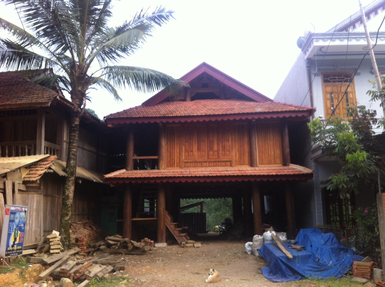 Ngôi nhà được làm bằng rất nhiều gỗ quý