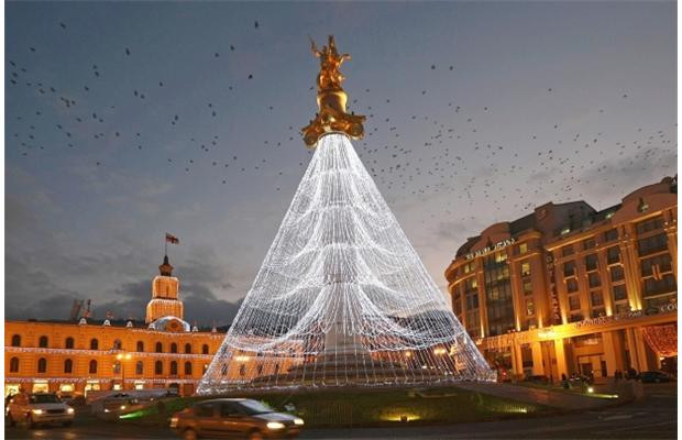 Một cây phát sáng tại đài tưởng niệm St.George tại quảng trường Tự do thuộc Tbilisi, Georgia