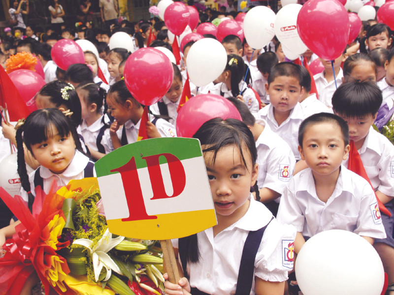 Tạm biệt búp bê thân yêu... mai em vào lớp 1. Ảnh: Phạm Yên