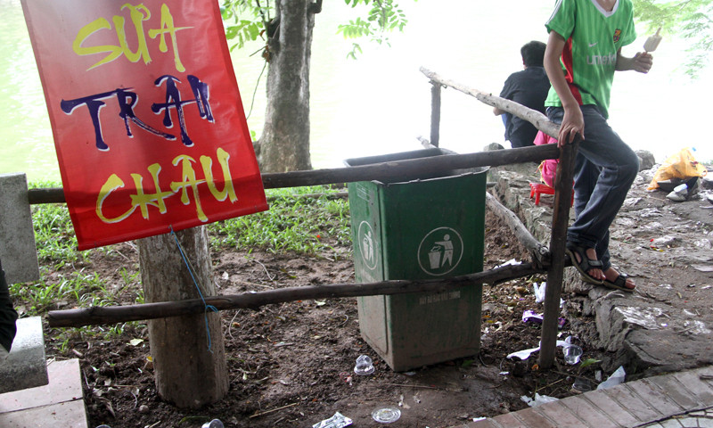 Tình trạng xả rác bừa bãi vẫn hiển nhiên tồn tại. Dù có sự xuất hiện của thùng rác