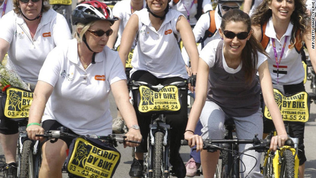 Phu nhân tổng thống Syria (phải) tham gia đạp xe vì hòa bình tại Syria hôm 8/4/2007