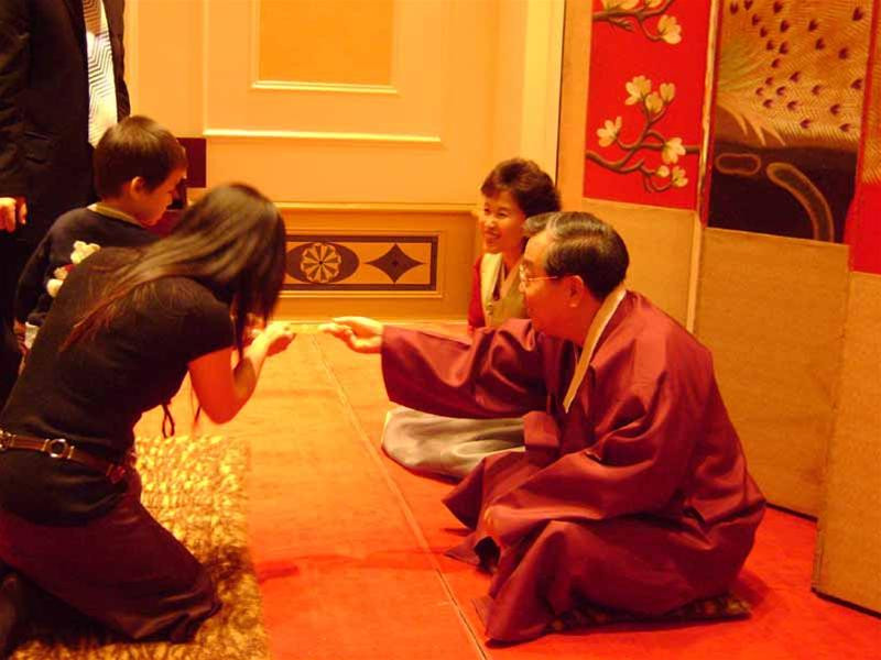 Ông phát quà mừng tuổi cho cháu