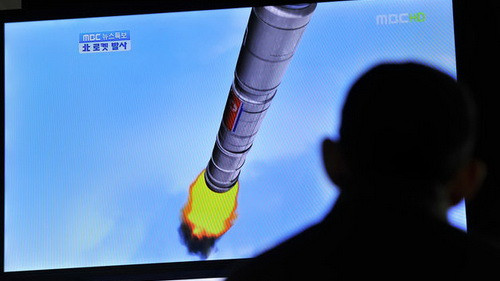 Người dân Hàn Quốc theo dõi bản tin vụ phóng tên lửa của Triều Tiên qua truyền hình. Người dân Hàn Quốc theo dõi bản tin vụ phóng tên lửa của Triều Tiên qua truyền hình.