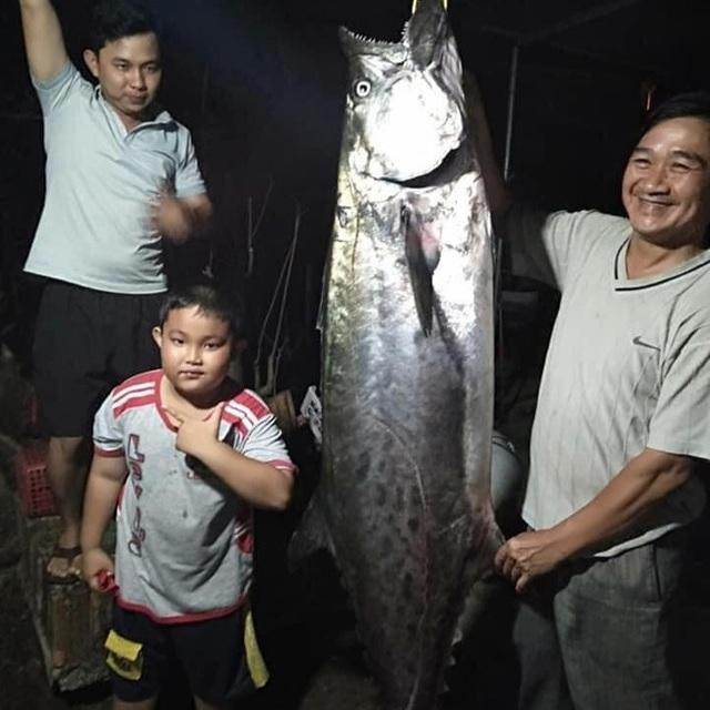 Câu được con cá thu "khủng" gần bờ là chuyện hiếm có nên nhiều người tỏ ý nghi ngờ sự việc được dàn dựng (Ảnh nhân vật cung cấp). Câu được con cá thu "khủng" gần bờ là chuyện hiếm có nên nhiều người tỏ ý nghi ngờ sự việc được dàn dựng (Ảnh nhân vật cung cấp).