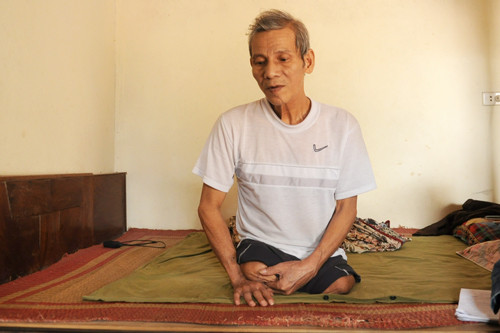 Ông Nguyễn Hữu Bờ, bố chị Hoan, cụt chân từ năm 1972, đang ung thư dạ dày giai đoạn cuối. Ảnh: Quý Đoàn