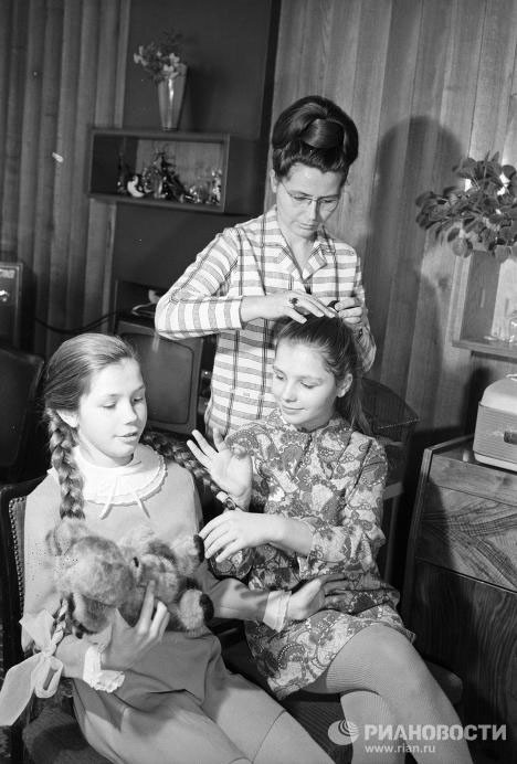 Vợ Gagarin và 2 con gái