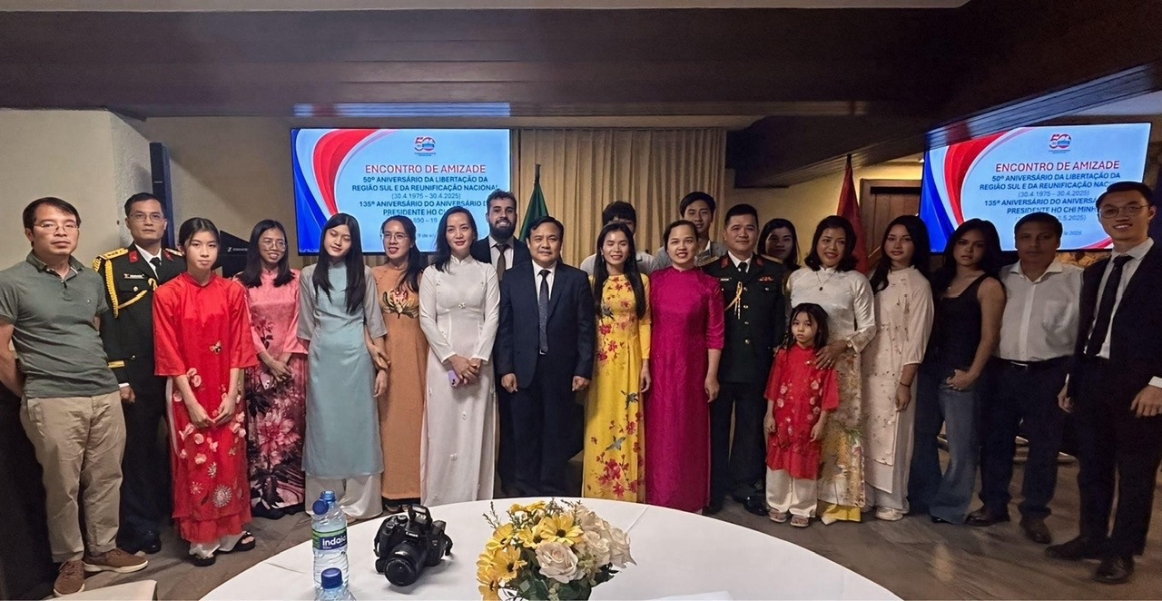 Các cán bộ Đại sứ quán Việt Nam tại Brazil và gia đình tham dự lễ kỷ niệm 50 năm Giải phóng miền Nam, thống nhất đất nước.