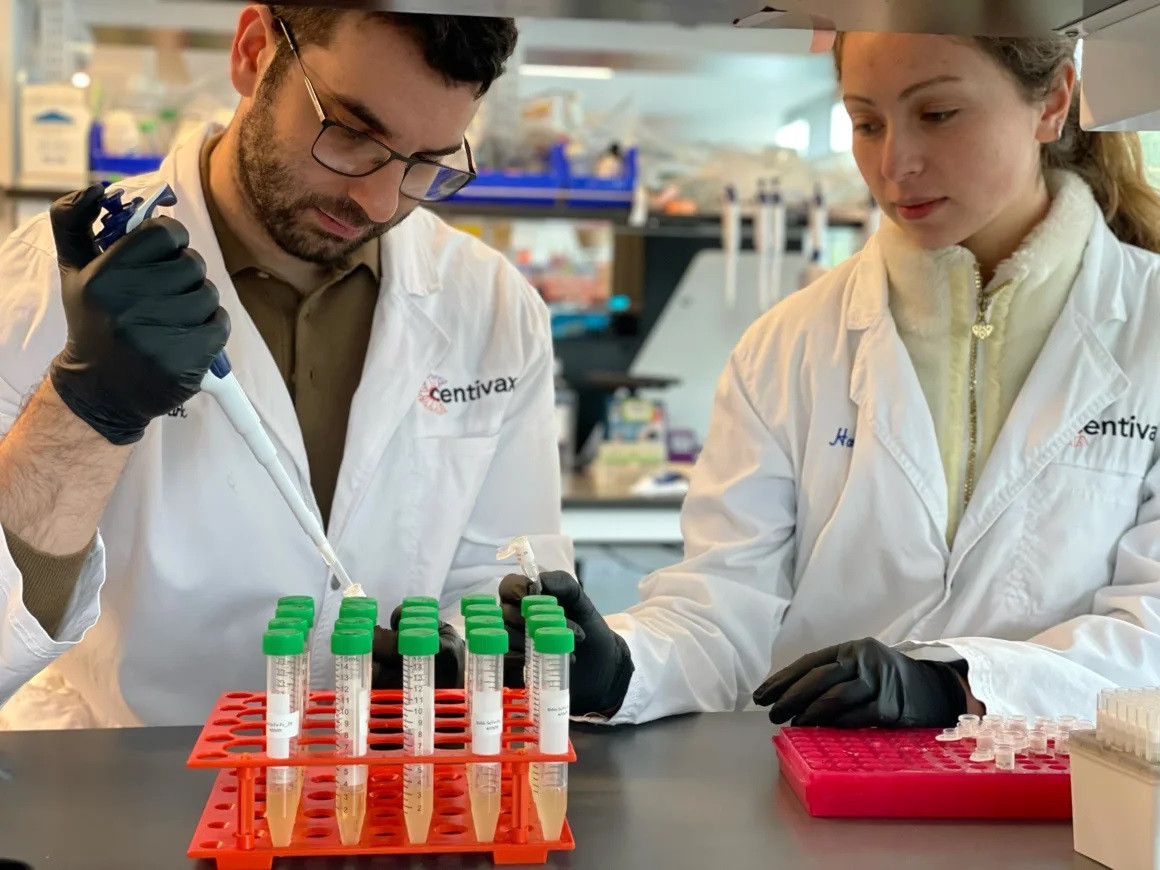 Các đồng tác giả nghiên cứu Mark Bellin và Hannah Hirou đang chuẩn bị thuốc giải độc trong quá trình nghiên cứu. (Ảnh: Nicholas Bayless) Các đồng tác giả nghiên cứu Mark Bellin và Hannah Hirou đang chuẩn bị thuốc giải độc trong quá trình nghiên cứu. (Ảnh: Nicholas Bayless)