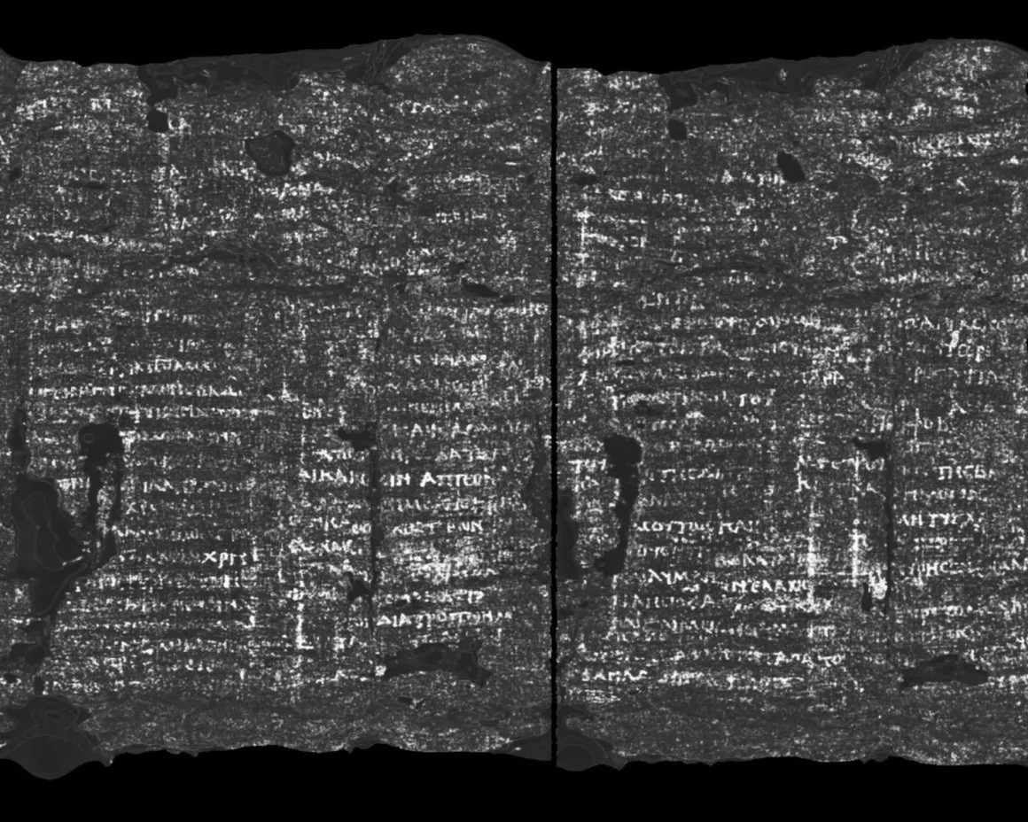 Cuộn giấy được mở ra bằng kỹ thuật số để lộ ra chữ viết mà các nhà nghiên cứu đang tiến hành giải mã.