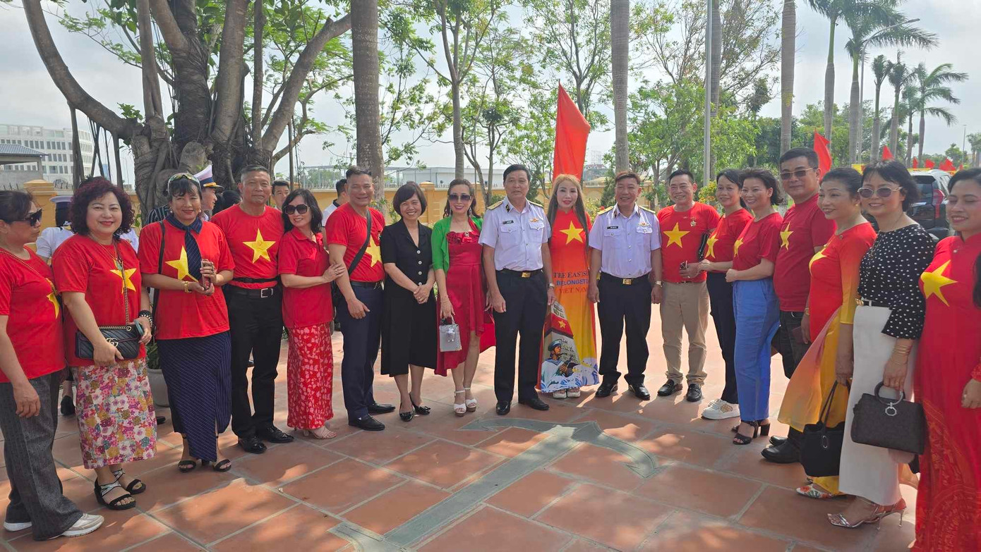 Đoàn kiều bào thăm Lữ đoàn 170. Ảnh: Huy Thắng Đoàn kiều bào thăm Lữ đoàn 170. Ảnh: Huy Thắng