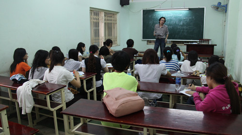 Trường ĐH Văn Hiến là một trong những trường có tỉ lệ giảng viên rất thấp nên bị Bộ GD-ĐT đình chỉ tuyển sinh năm 2012. Trong ảnh: một giảng viên dạy môn tiếng Hàn tại trường này -Ảnh: Anh Khôi