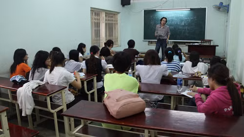 Trường ĐH Văn Hiến là một trong những trường có tỉ lệ giảng viên rất thấp nên bị Bộ GD-ĐT đình chỉ tuyển sinh năm 2012. Trong ảnh: một giảng viên dạy môn tiếng Hàn tại trường này -Ảnh: Anh Khôi