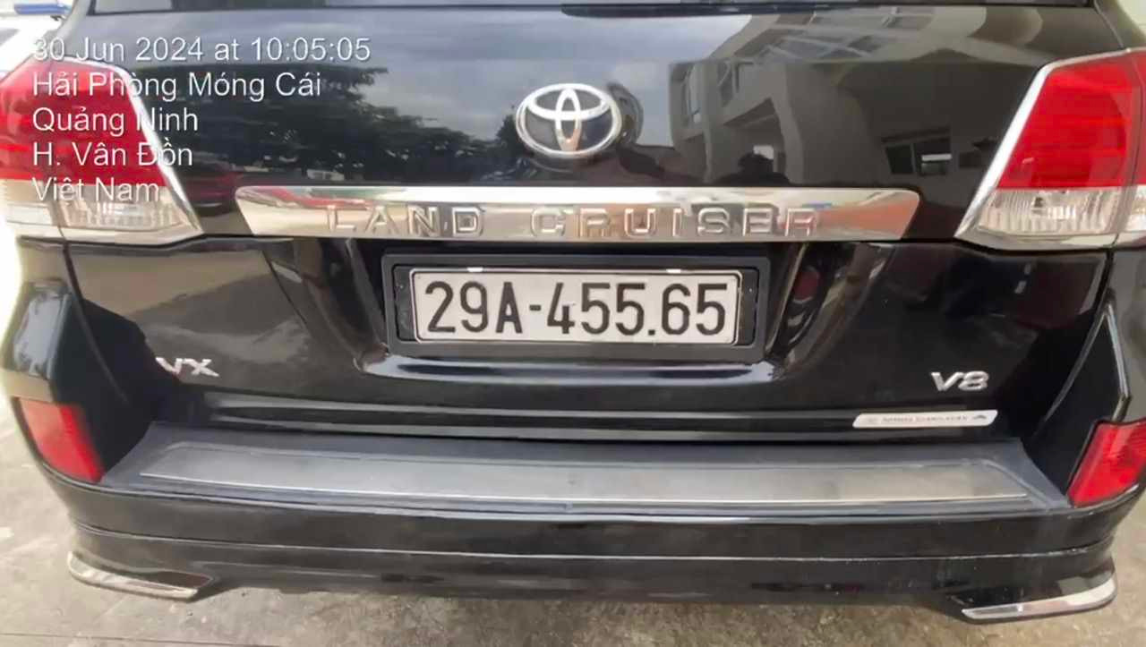 Hình ảnh biển số thật và biển số lật phía bên ngoài xe.