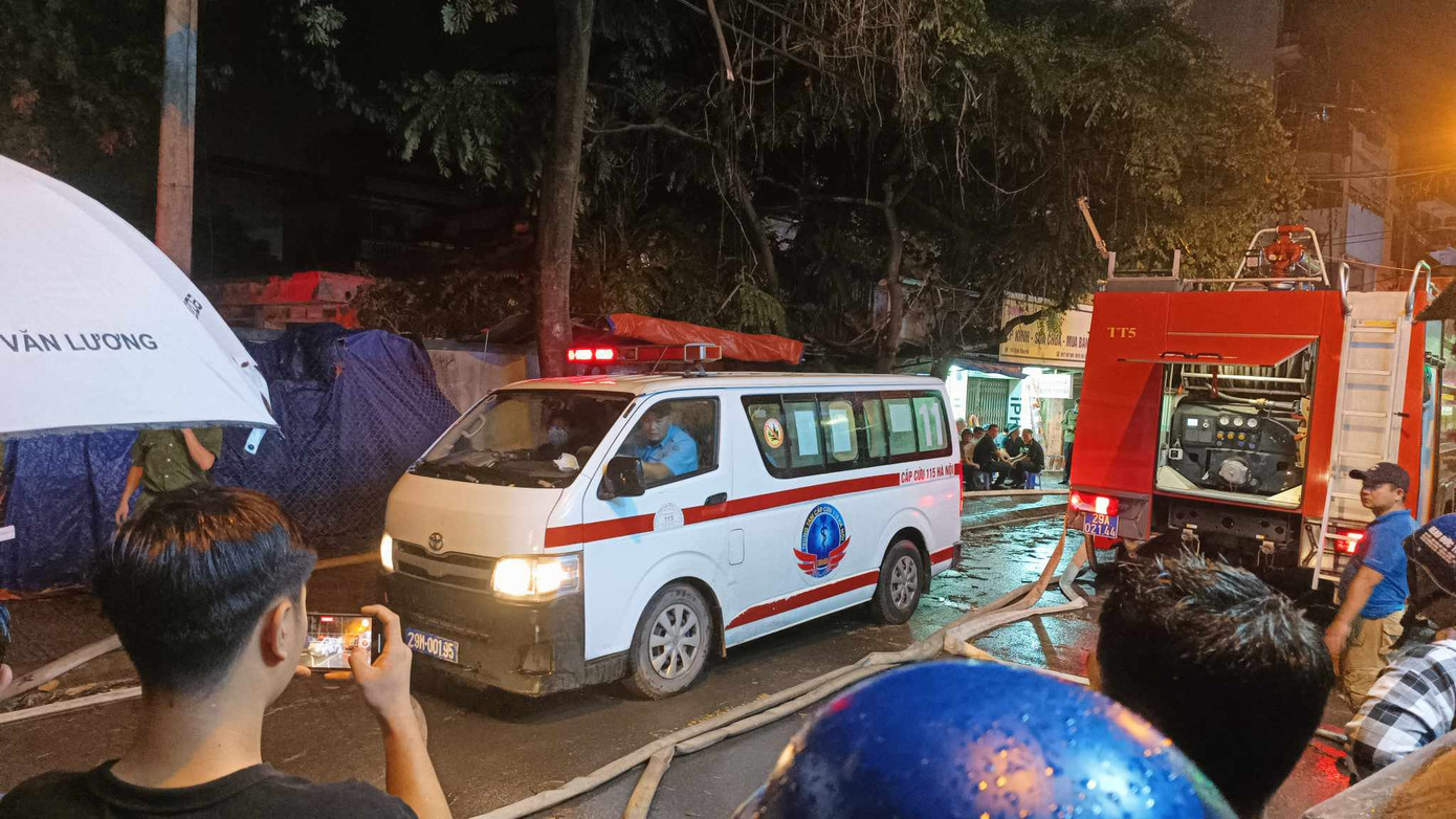 Xe cứu thương túc trực tại hiện trường vụ cháy.