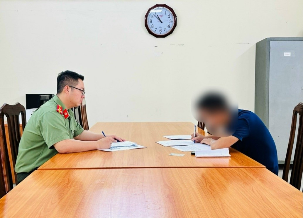 Cơ quan công an làm việc với chủ tài khoản Facebook. Ảnh CACC