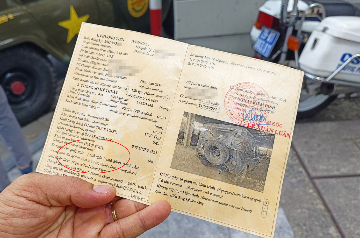 Xe "u-oát" đăng ký biển vàng, chở 7 người.