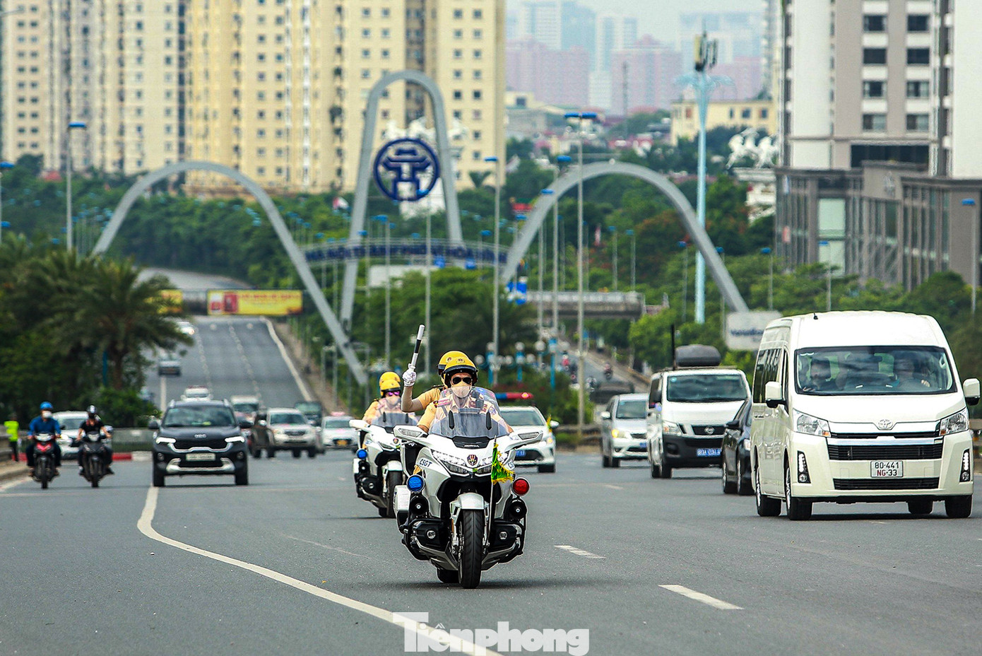 Đội hình dẫn đoàn được triển khai theo hình mũi tên. Đội hình dẫn đoàn được triển khai theo hình mũi tên.