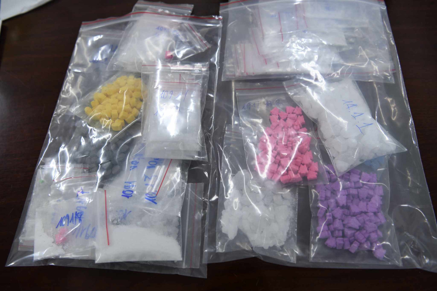 Ma túy thu giữ tại quán bar. Ma túy thu giữ tại quán bar.